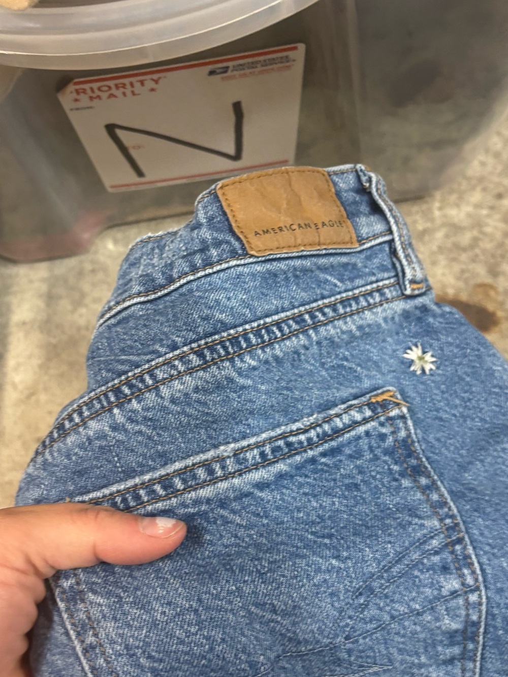 American Eagle Outfitters Embroidered floral Light Blue Denim Shorts size 2 boho - Picture 7 of 7
